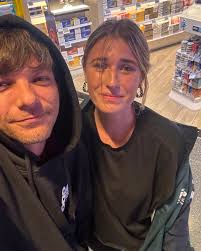 Louis with a fan at Zurich airport today 📸 louistjobro #louistomlinson  #louis #lthq #lwt #tommo #louistomlinsonupdates #louistomlinsonpics  #louistomlinsonphotos #louistomlinsonpictures #ltwt  #louistomlinsonworldtour #faithinthefuture ...