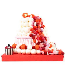 Un gâteau de bonbon 100% haribo nous avons réalisé ce petit gâteau sur support sécurisé en plastique avec un maximum de bonbons haribo. Gateaux De Bonbons Le Cadeau Ideal Pour Toutes Les Occasions