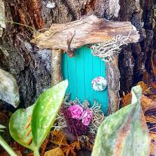 Es Gibt Sie Doch Die Wichtel Im Wald Wichteltur Handmadewithlove Bastelnmitnaturmaterialien Feenundelfe Garten Ideen Basteln Mit Naturmaterialien Garten