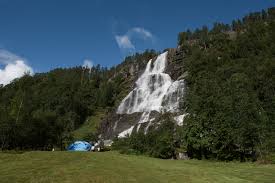 A cachoeira possui muitas quedas, geralmente é dito que possui 152 metros de altura, mas provavelmente tem apenas 110 metros. Tvindefossen Voss European Waterfalls