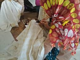 Selanjutnya, kain batik tulis yang telah dilukis kembali kemudian melewati proses pewarnaan lagi. Proses Pembuatan Batik Dari Batik Losari Yayasan Losari