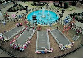 Pin By Fernando Crespo On Elvis Presley Graceland Elvis Elvis Presley Graceland Elvis Presley Grave