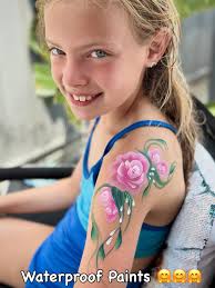 Military Appreciation day @prairieathletic club's Dolphin's Cove! It is  such a nice pool, I love to be there and so happy that they invited me me  to paint with waterproof paints for