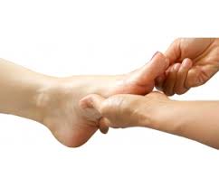 Stopa cukrzycowa definiowana jest (według who) jako infekcja, owrzodzenie lub zniszczenie głębokich tkanek stopy z obecnością cech neuropatii, lub niedokrwienia o różnym stopniu nasilenia u chorego z cukrzycą. Stopa Cukrzycowa Objawy Leczenie I Profilaktyka Podolodzy Pl