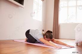 2 sekunden lang gedrückt halten und leise zurückgehen. Frau Macht Yoga Fitnessubungen Auf Matte Im Schlafzimmer Foto Vorratig Crushpixel