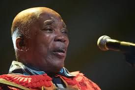 Milton Nascimento é internado com pneumonia e tem boa evolução, diz equipe