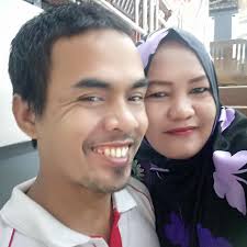 Alyssa Daguise tampil memikat di prosesi siraman dengan kebaya soft pink  berpayet elegan karya @studioboh dan riasan lembut bernuansa soft  brown-pink dari @rhay_david. Sanggul rapi berhias aksesori emas melengkapi  pesona calon pengantin