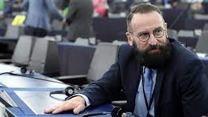 Tájékoztatása szerint a jövőben a. Szajer Jozsef Kilepett A Fideszbol Orban Viktor Szerint Nem Elfogadhato Amit Tett Portfolio Hu