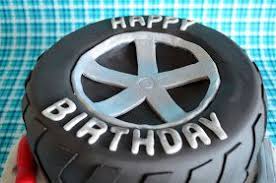 Was Fur Eine Torte Schenkt Man Einem Automechaniker Zum Geburtstag Die Frau Des Geburtstagskindes Hatte Da An Einen Reifen Gedacht Schenken Torten Geburtstag