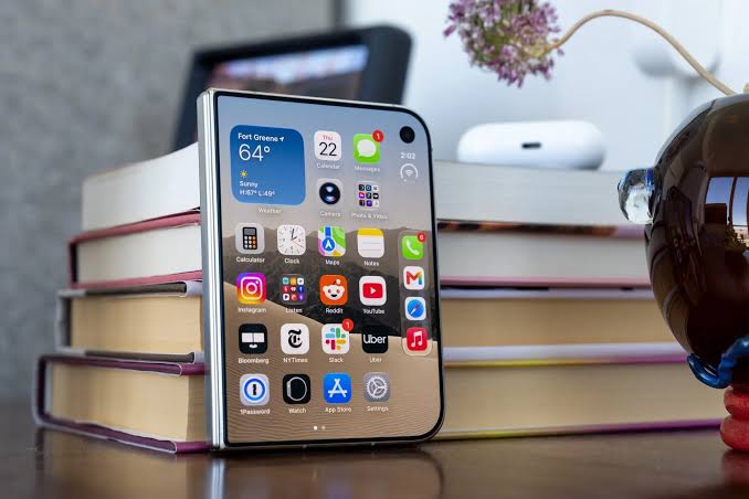 Apple iPhone Duo Review: Stunning Foldable Screen, Uneven Apps - Bloomberg