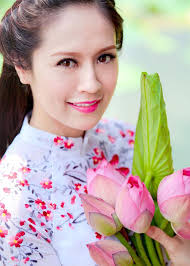 Ngắm dàn sao Việt đẹp dịu dàng bên hoa Sen