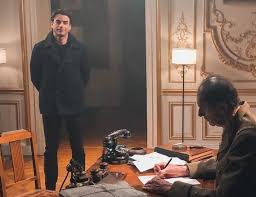 S'il aime assurer le rôle de joker, en plus d'animer questions directes et le magazine hebdomadaire de consommation tout compte fait, le présentateur ne renonce. Julian Bugier France 2 Dans Les Coulisses De La Capitulation Allemande Paris 75000