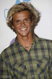 This allows him to accept the beard razor cut in a address that gives it some arrangement after attractive as if an abecedarian and been hacking at his hair. Julian Wilson 3 I Don T Even Know Who He Is But He S Gorggg Julian Wilson How To Look Better Good Looking Men