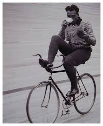 This Morning Routine Looks A Little On The Dangerous Side To Us Fahrrad Stil Fahrrad Und Fahrrad Fahren