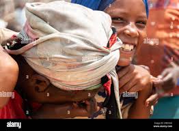 Niños tribu hi-res stock photography and images