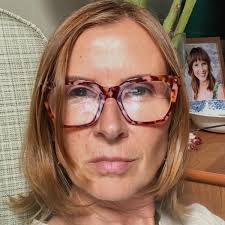 A friend of mine has been posting amazing pics of her visit to the island.  What do you love about it and what's the easiest way to arrive from the UK,  avoiding