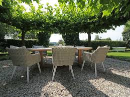Steingarten Im Fruhling Geniessen Mit Einer Grossen Esstischgruppe Im Landhausstil Gartenmobel Sets Outdoor Dekorationen Garten