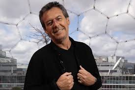 20 personnes chanceuses d'avoir fait les courses. Jean Luc Reichmann L Anchorman De Tf1