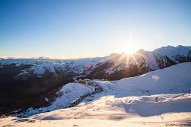La station s'est améliorée ces dernières années, tant en matière de débit que d'implantation, mais il. Le Domaine Skiable De Saint Lary Dans Les Pyrenees