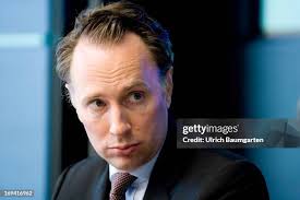 32 Photos & High Res Pictures