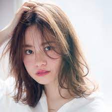 ノンパーマでも動きたっぷり 甘ボサ質感の大人ミディアム マキアオンライン maquia online ボブヘア ヘアカット ショートのヘアスタイル