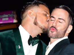 Vestido de negro, con un bolso vintage de Chanel y ante un desfile  espectacular de celebridades: la increíble boda de Marc Jacobs