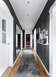 Langer Altbau Flur Teppich Altbau Spiegel Bildanordnen C Fotografie Volkan Tural Copyright Pascal Wa Schmaler Flur Gestalten Flur Design Flure