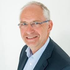 Als inclusieve werkgever geloven wij dat iedereen waarde toe kan voegen.  Dus een slechts half aangeklede bisschop is bij SociaalPlus ook gewoon van  harte welkom. 😉