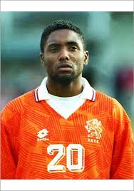 Ajax'ın genç takımlarından ajax e1'i çalıştıran teknik direktör, şu anda ajax b'yi çalıştırmaktadır. Bryan Roy Of Holland At Euro 92 Voetbal Nederland
