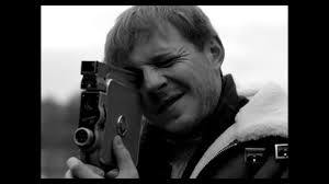 Český spevák Thom Artway prejavuje piesňou Anděl poctu Karlovi Krylovi aj  30. výročiu sametovej revolúcie