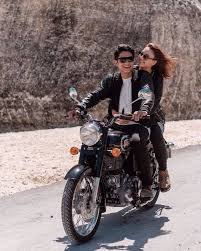 Tentu saja tema acara halal bihalal memang telah banyak dicari oleh orang di internet. Gaya Foto Prewed Pakai Motor Gaya Foto Selfie