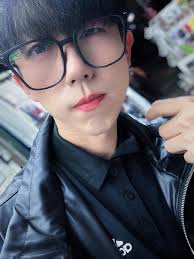 客：穿皮外套我：我也不年輕了好嗎😒