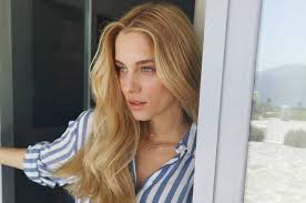 Μία από τις αμέτρητες εγκυμονούσες celebrities είναι φυσικά η δούκισσα νομικού, η οποία η θεωρία πως οι έγκυες δεν κάνει να βάψουν τα μαλλιά τους καθ' όλη τη διάρκεια της εγκυμοσύνης. Neo Loyk Sta Mallia Ths Apekthse H Doykissa Nomikoy