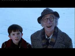 Cinco crianças de sorte, entre elas charlie bucket, encontram um convite dourado em barras de chocolate wonka e com isso ganham uma visita willy wonka é o excêntrico dono da maior fábrica de doces do planeta, que decide realizar um concurso mundial para escolher um herdeiro para seu. Charlie E A Fabrica De Chocolate Youtube