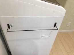 洗面所の出口の真横にある 洗濯機 ここにバスタオルをかける場所が欲しくて ずっと百均のタオル掛けを使っていたのですが 幅も狭くすぐ外れるので とてもかけずらくて家族みんな困っておりました 我が家では セリアのアイアンバーをいたるところで活用し