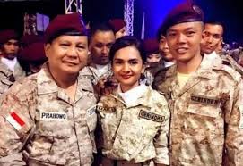 Namun, uniknya tak sedikit wajah politikus yang ternyata berbeda dari wajah sekarang atau bahkan sangat mirip seperti tak ada perbedaan. Mengenal Sugiono Anak Ideologis Prabowo Subianto Di Partai Gerindra Halo Semarang