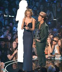 In this optical illusion, bruno looks taller than lindsay ellingson, until you notice that he's standing on top of a raised platform. Taylor Swift Bruno Mars Height Imgur