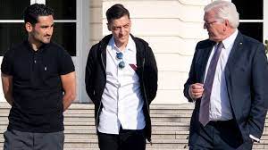 Özil lädt erdogan zur hochzeit ein. Ozil And Gundogan Meet German President After Erdogan Photos Row Bbc News