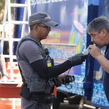 PM faz teste do bafômetro em motoristas de trios do bloco de Gustavo Mioto, no Ibirapuera