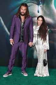 Guests include jason momoa, rose byrne and musical guest clairo. Einblick In Die 14 Jahrige Romanze Von Jason Momoa Und Lisa Bonet Die Mit Einer Kindlichen Schwarmerei Begann