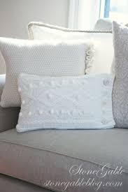 Cuscini arredo eleganti di www.maravica.it stile classico chic: Wintery Sweater Pillows Stonegable Arredamento Uncinetto