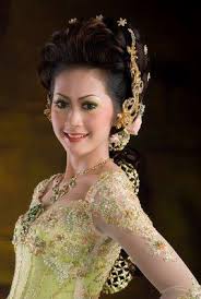Ada berbagai macam tutorial sanggul modern yang bisa anda coba setiap hari dalam beraktifitas. 7 Sangul Ideas Javanese Wedding Wedding Weding Hair Styles