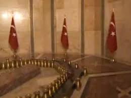 Büyük ölülere matem gerekmez, fikirlerine bağlılık gerekir. atatürkün mezar odası ve müthiş anlatım. Anitkabir In En Gizli Odasi Ntv