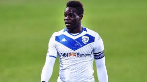 ˈmaːrjo baloˈtɛlli) นักฟุตบอลอาชีพชาวอิตาลี เล่นในตำแหน่งกองหน้าตัวเป้า ปัจจุบันลง. Fussball Italien Dfb Schreck Mario Balotelli Trainiert Jetzt Bei Viertligisten