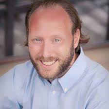 What guitar is suitable for a beginner with small hands to learn on?