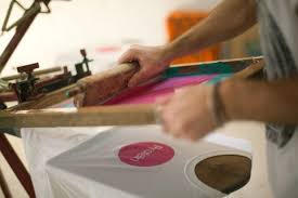 Plusieurs techniques plus ou moins élaborées permettent d'imprimer des motifs sur un teeshirt. Serigraphie Sur Tee Shirts Materiels Necessaires Pour Debuter