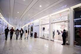 City Lighting Products Worked Together With Pandora To Accurately Execute Dramatic And Captivating Lighting To Help The Store Lighting Solutions City Dramatic