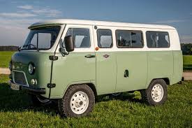 Prapředek v podobě modelu 450 měl premiéru v roce 1958, jeho omlazené provedení 452, z něhož buchanka vychází dodnes, se poprvé představilo v roce 1966. On The Loaf In Germany A German Review Of The Anniversary Uaz 452 Photos And Review