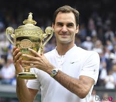 Federer takes his 19th grand slam championship with an ace down the middle. Roger Federer Tras Ganar La Final Masculina De Wimbledon 2017 Famosos En Wimbledon 2017 Foto En Bekia Actualidad