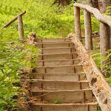 Um die treppe zu bauen, werden längliche natursteine oder alternativ platten aus beton an der länge nach auf ein bett aus beton gesetzt. Aussentreppe Selber Bauen So Einfach Geht S Bauen De